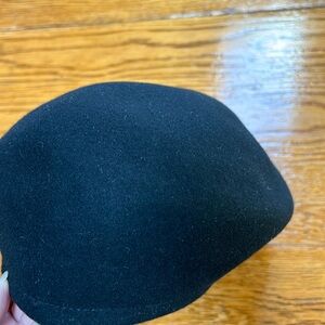 Perry Ellis Portfolio 100% Wool beret.  Great condition. Size Medium.  Black.